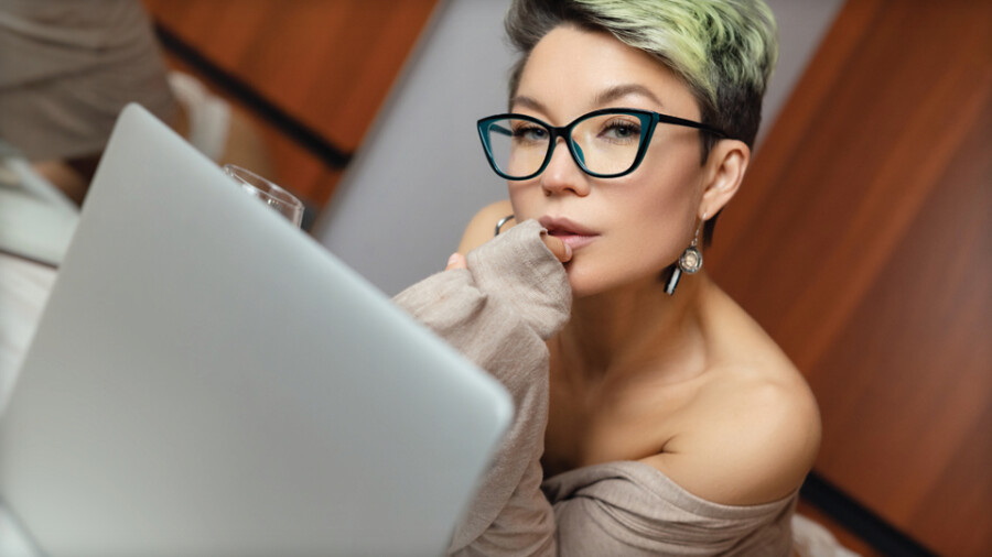 Umgang mit Online-Sicherheitsrisiken als Adult Content Creator